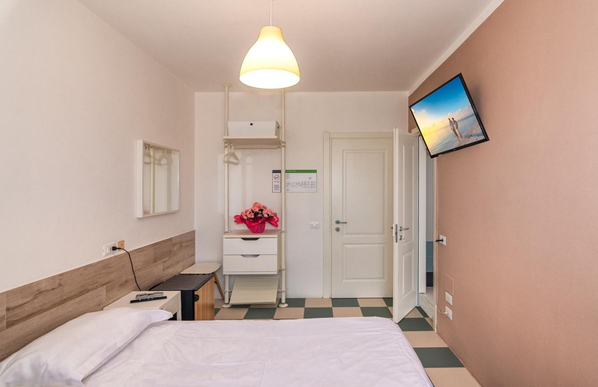 Hotel Happy Marina di Pietrasanta Exterior photo